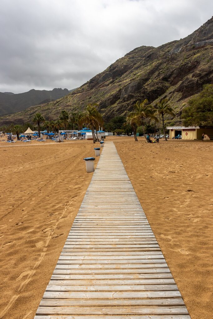 Plaża Las Teresitas z jasnym piaskiem koło Santa Cruz de Tenerife