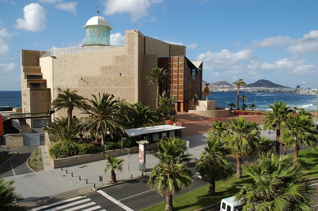 Auditorio Alfredo Kraus na końcu plaży Las Canteras w Las Palmas de Gran Canaria