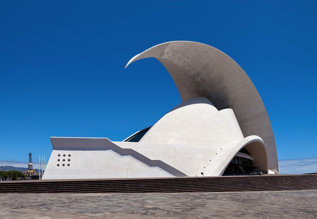 Białe Auditorio de Tenerife projektu Santiago Calatravy w Santa Cruz de Tenerife