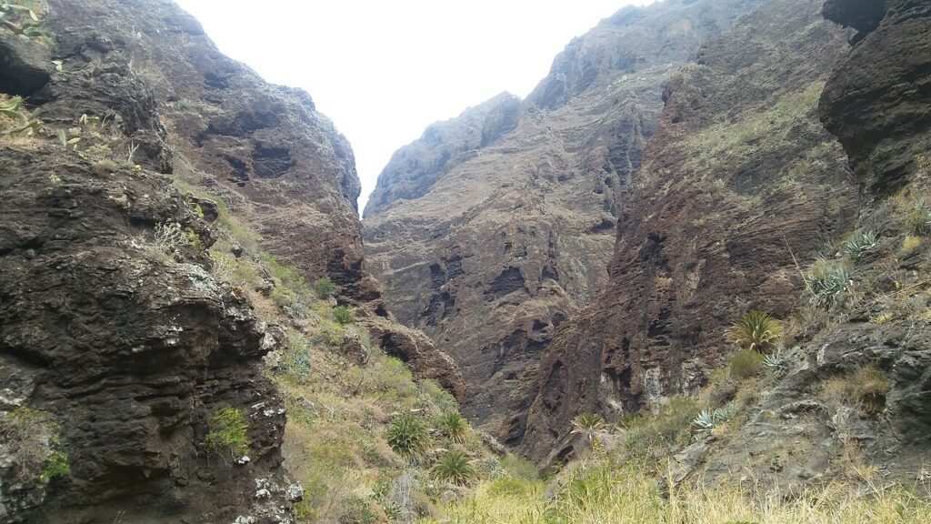 Skalne ściany wąwozu Barranco de Masca na Teneryfie