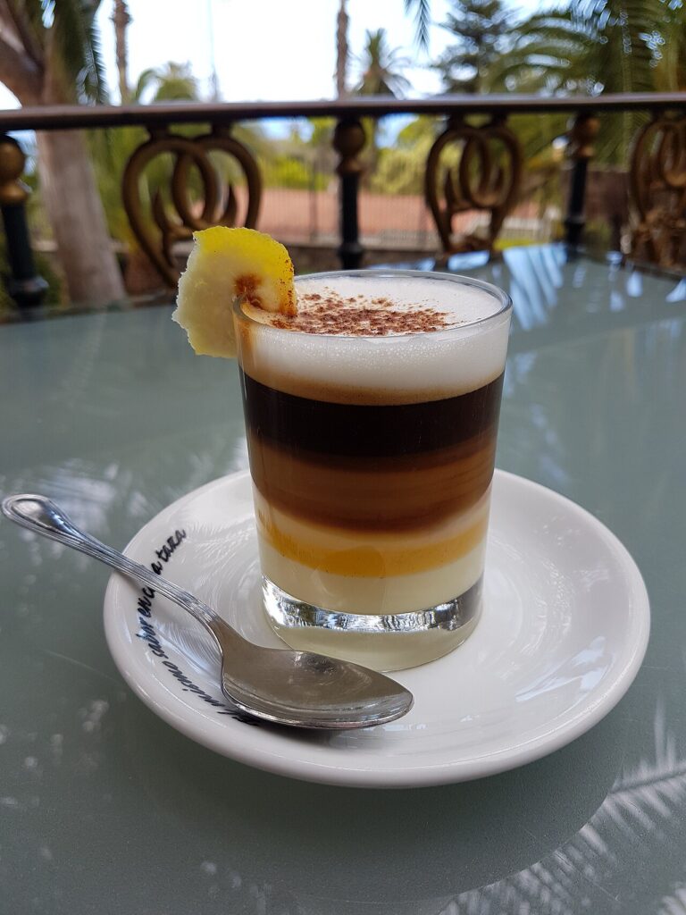 Barraquito, warstwowa kawa z mlekiem skondensowanym, podane w La Orotava na Teneryfie