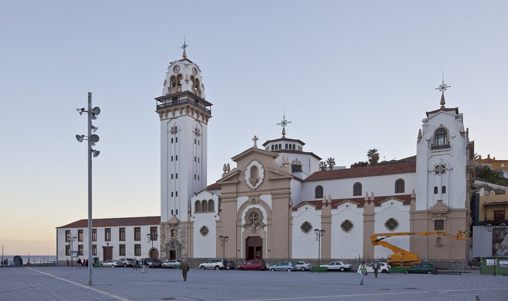 Bazylika Matki Bożej z Candelarii z dzwonnicą nad Plaza de la Patrona de Canarias w Candelarii na Teneryfie