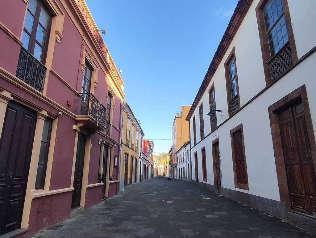 Calle Bencomo w historycznym centrum San Cristóbal de La Laguna na Teneryfie