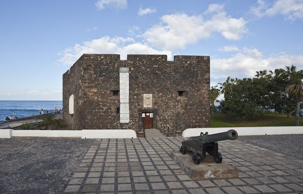 Forteca Castillo de San Felipe nad brzegiem oceanu w Puerto de la Cruz