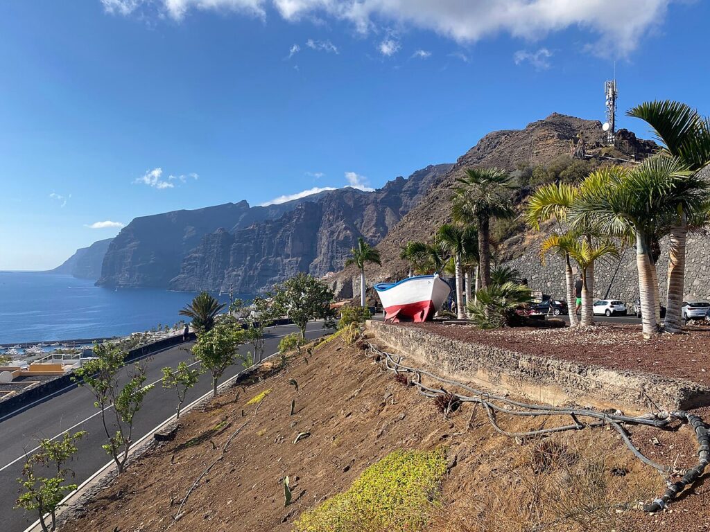 Widok na klify Los Gigantes z punktu widokowego Mirador de Archipenque