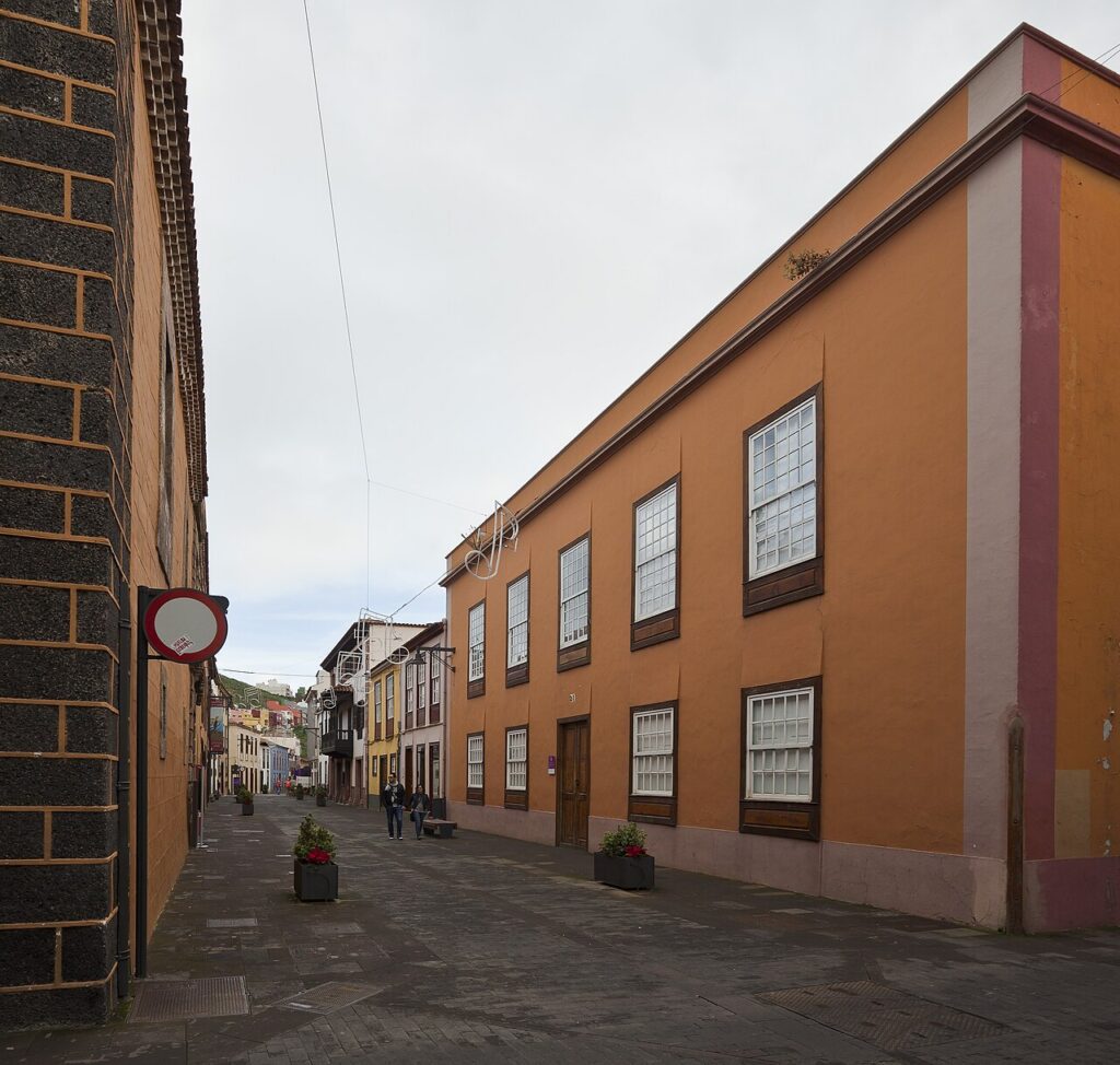 Kamienica przy pieszej Calle San Agustín w historycznym centrum La Laguny