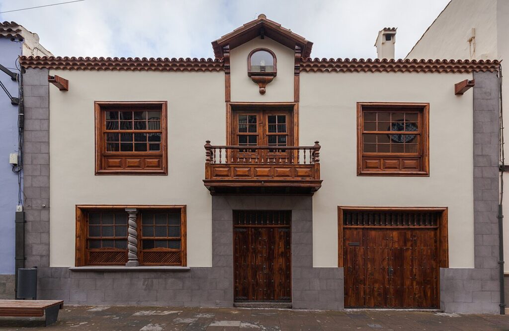 Zabytkowa kamienica przy calle San Agustín w historycznym centrum La Laguny na Teneryfie