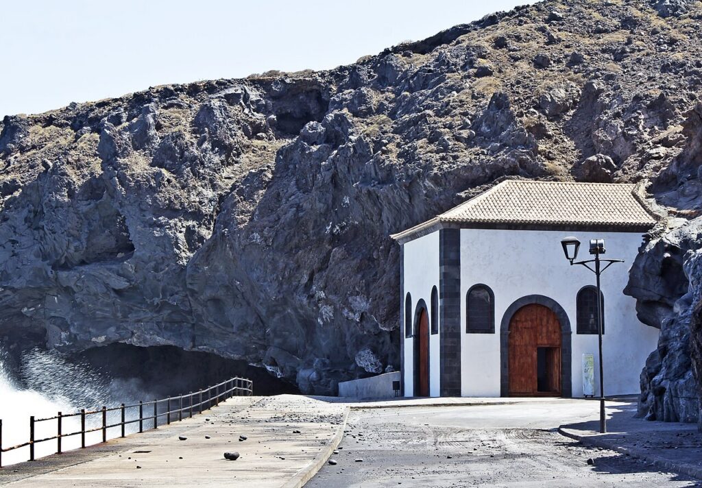 Ermita de San Blas przy jaskini Achbinico na wybrzeżu Candelarii