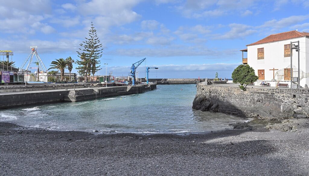 Port rybacki w Puerto de la Cruz z budynkiem Casa de la Aduana