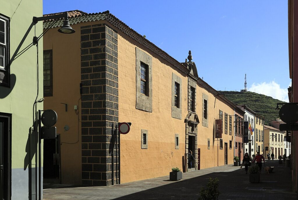 Fasada Casa Lercaro przy Calle San Agustín w La Lagunie, siedziba Muzeum Historii Teneryfy