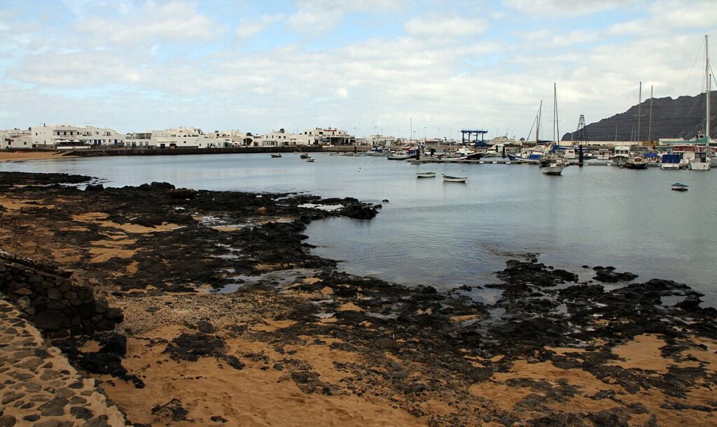 Port w Caleta de Sebo na La Graciosie, do którego przypływają promy z Órzoli
