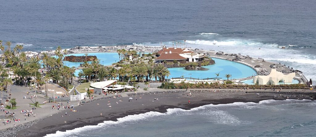 Baseny Lago Martiánez nad oceanem w Puerto de la Cruz na Teneryfie