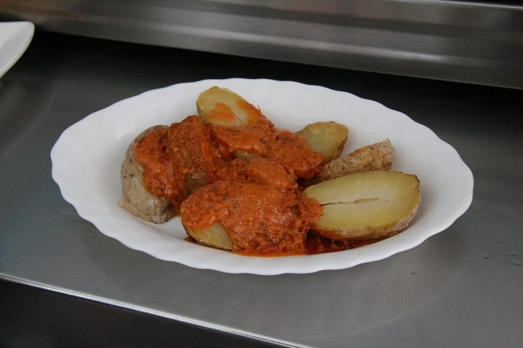 Papas arrugadas, kanaryjskie ziemniaki gotowane w soli, z sosem mojo rojo