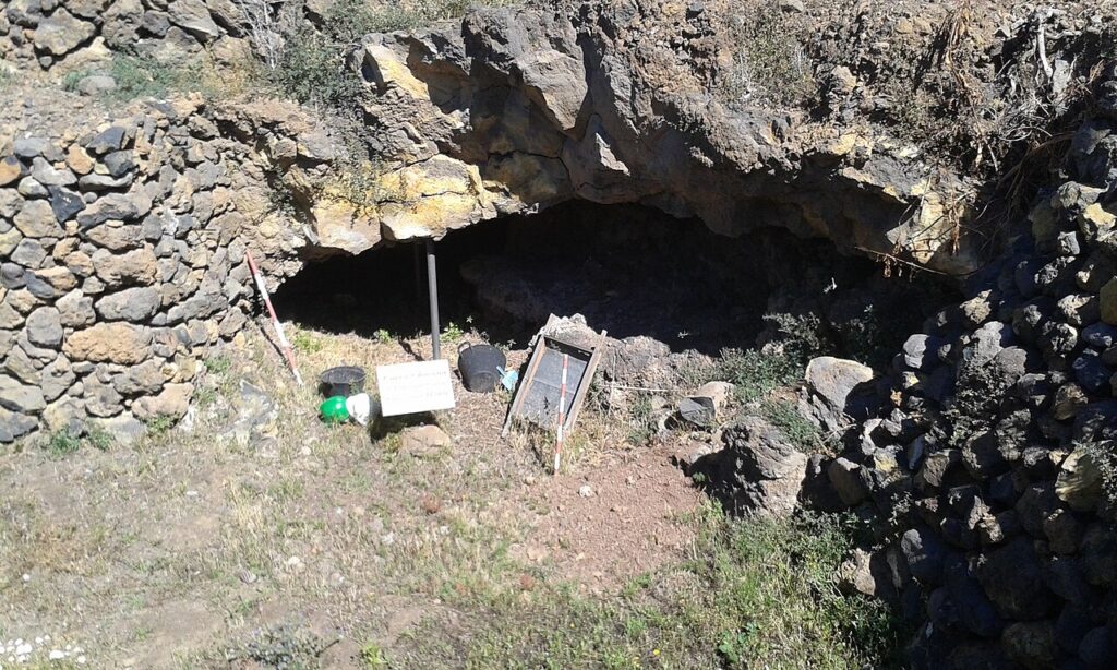 Wejście do lawowej jaskini Cueva Chacona pod jedną z piramid w Güímar