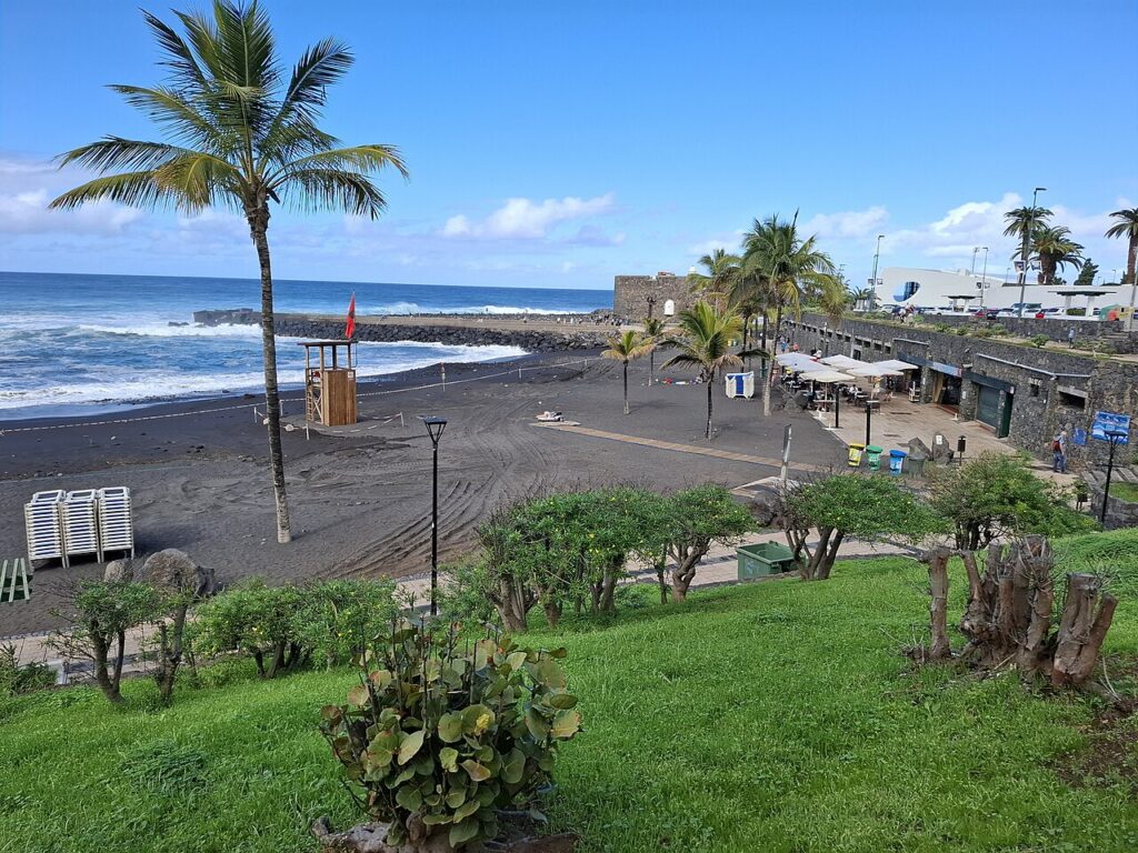 Czarny piasek Playa Jardín i zamek Castillo de San Felipe w Puerto de la Cruz