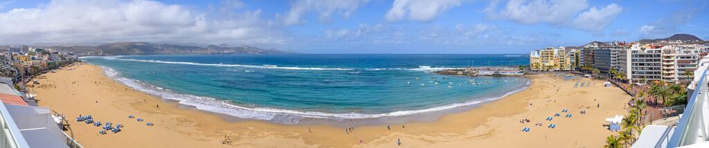 Panorama plaży Las Canteras w Las Palmas z promenadą i zabudową wzdłuż brzegu