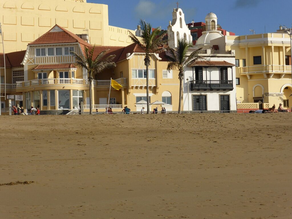 Złoty piasek plaży Las Canteras w Las Palmas de Gran Canaria