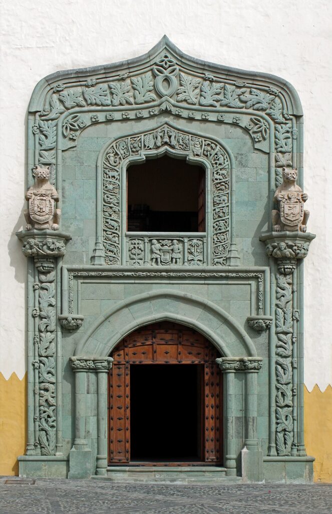 Zdobiony portal Casa de Colón w dzielnicy Vegueta w Las Palmas de Gran Canaria