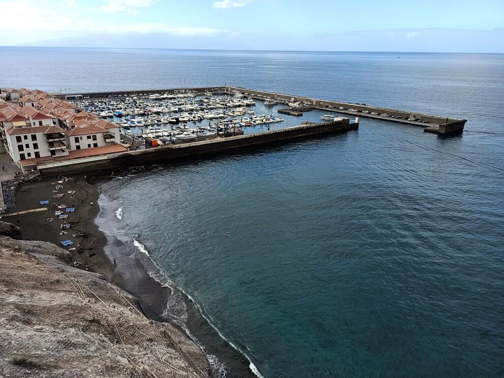 Port jachtowy w Los Gigantes, skąd wypływają rejsy wzdłuż klifów