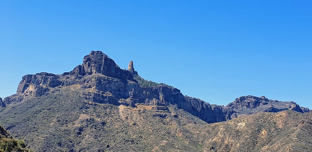 Widok na Roque Nublo z górskiej miejscowości Tejeda na Gran Canarii