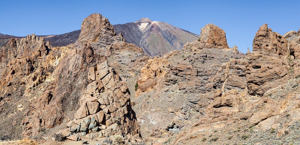 Skały Roques de García w Parku Narodowym Teide na Teneryfie