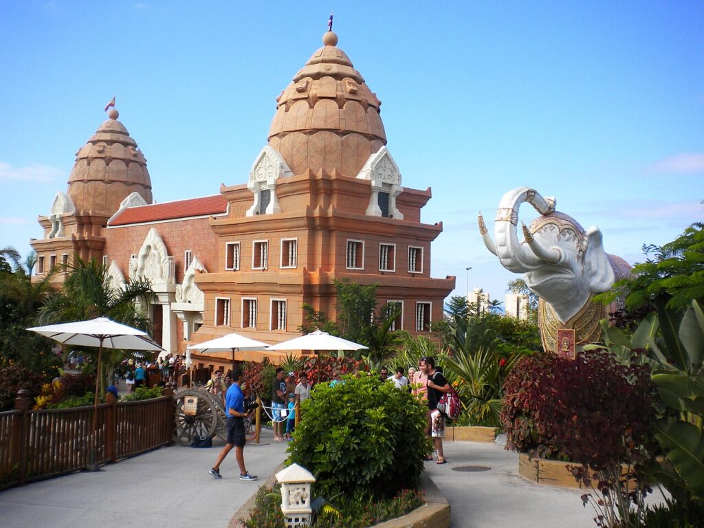 Budynki w stylu tajskim przy wejściu do Siam Parku w Costa Adeje na Teneryfie