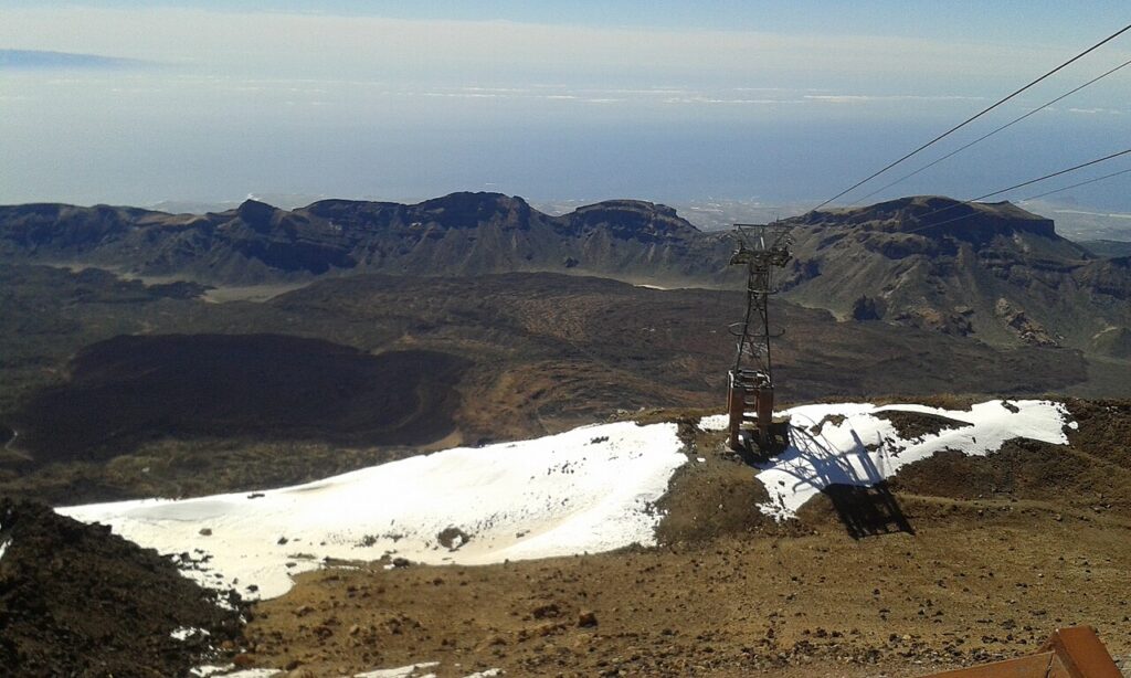 Widok z wagonika kolejki linowej podczas wjazdu na Teide