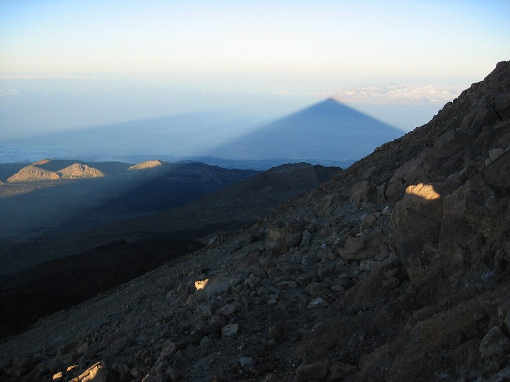 Szczyt Teide rzucający trójkątny cień w stronę wyspy La Gomera