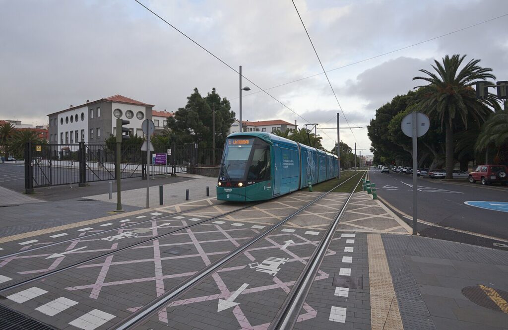 Tramwaj linii 1 na ulicy w La Lagunie na Teneryfie
