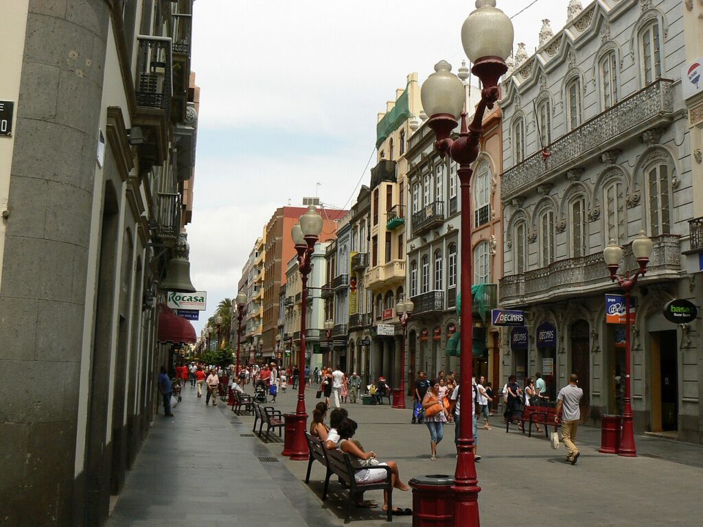 Deptak Calle Mayor de Triana w Las Palmas z modernistycznymi fasadami kamienic
