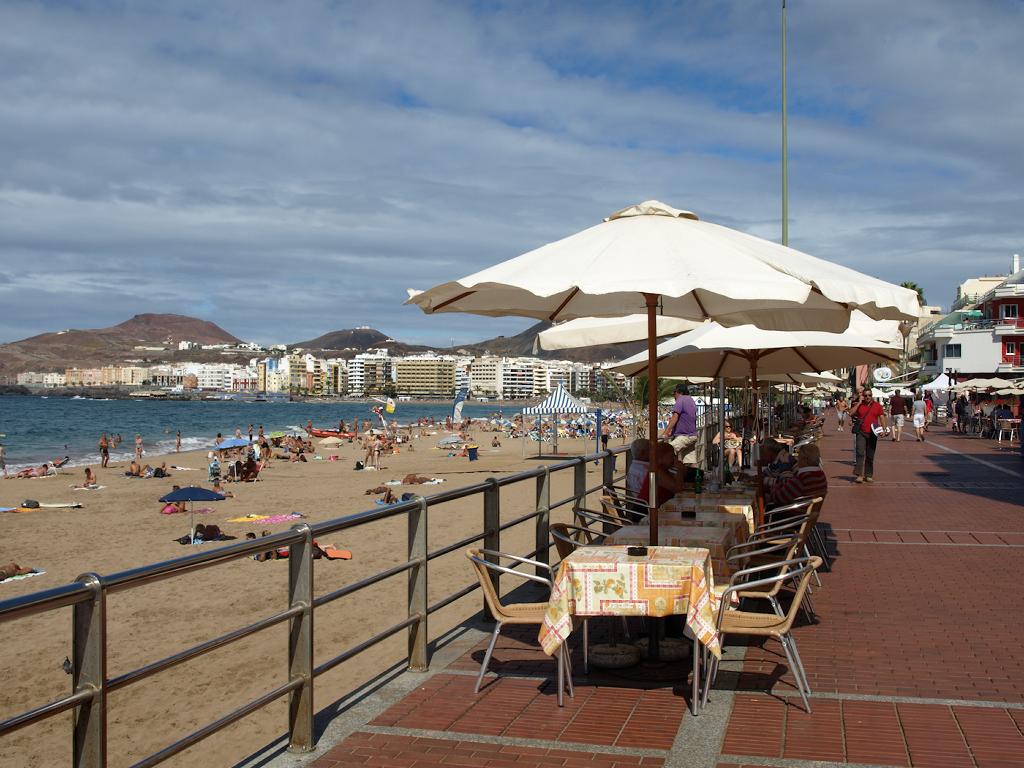 Plaża Las Canteras w Las Palmas de Gran Canaria z promenadą i spokojną wodą za rafą